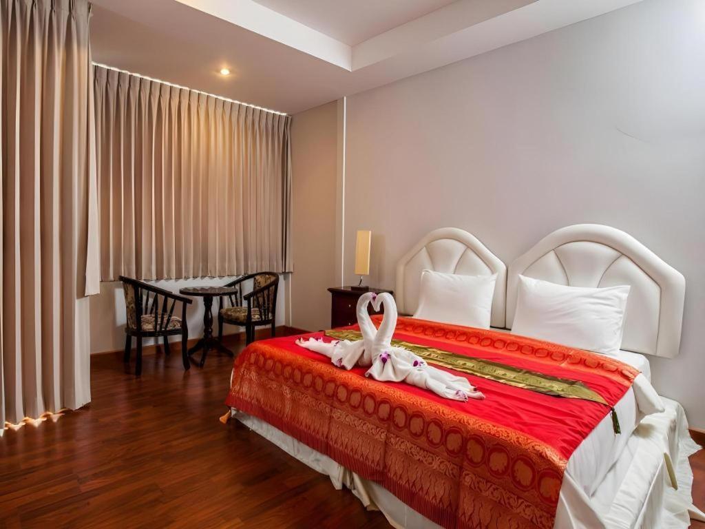 Triple Rund Place Hotel Patong Bagian luar foto